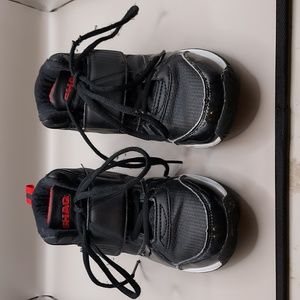 Shaq Boys' Palace Basketball Shoes Size 2D Black with Red